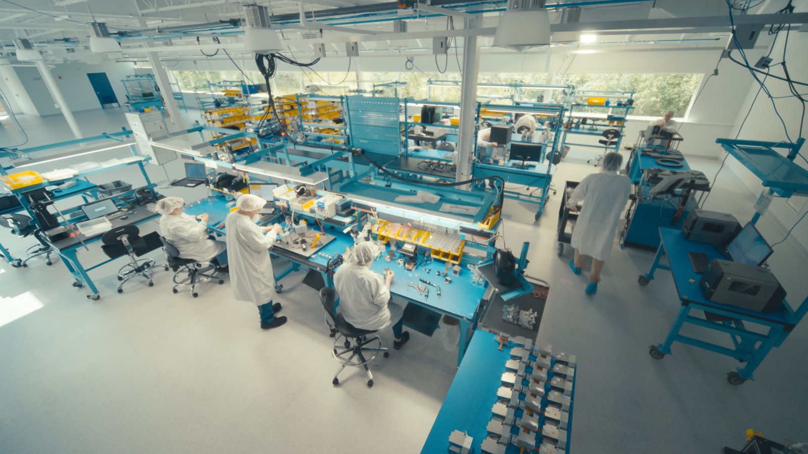 ISO 7 cleanroom manufacturing floor